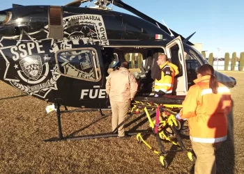 Traslado aéreo de emergencia salva la vida de una paciente en Huajumar.